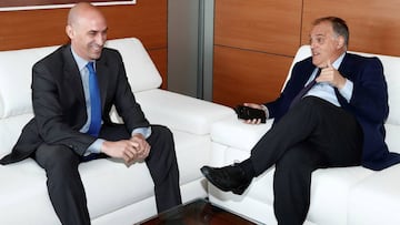 El presidente de la Federación Española de Fútbol (RFEF), Luis Rubiales (i) con su homólogo en LaLiga, Javier Tebas (d).