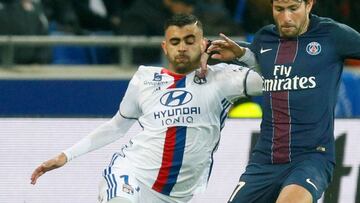 Ghezzal disputa un balón con Maxwell.