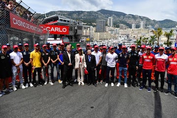 Los pilotos de Fórmula Uno usan gorras rojas en homenaje a la leyenda de la Fórmula Uno, Niki Lauda, acompañados por el presidente de la FIA, Jean Todt  y la Presidenta del Grupo de Fórmula Uno, Chase Carey antes del Gran Premio de Fórmula 1 de Mónaco