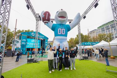 La Plaza de España de Madrid acoge la Fan Zone de los Miami Dolphins. 
