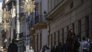 Las luces del alumbrado de navidad adornan la calle Tetúan en Sevilla (Andalucía, España), a 20 de noviembre de 2020. El presidente de la Junta de Andalucía, Juanma Moreno, ha confiado este viernes en poder recuperar la "mayor movilidad posible" de cara a la Navidad, pero ya ha adelantado que "desgraciadamente no serán como las de 2019" porque seguirán vigentes restricciones para frenar la pandemia del coronavirus y en esta línea ha descartado que se vayan a permitir "grandes concentraciones, cotillones ni eventos".
20 NOVIEMBRE 2020
María José López / Europa Press
20/11/2020