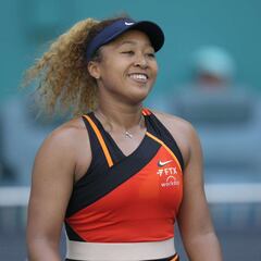 Osaka sonríe y Swiatek arrasa