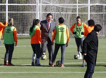 Luis Amaranto Perea recibe a 'Las Leonas' en la sede del Atlético