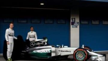 Lewis Hamilton y Nico Rosberg descubrieron el Mercedes AMG Petronas W05.