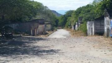 Desolación,casas,destruidas, algunas cruces y un museo, recuerdan la tragedia. La caravana de la Vuelta a Colombia solo fue saludada por quienes se hacen cargo del museo. Por unos segundos, el ciclismo les hizo algo de compañía.