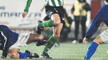 <b>FRENADO. </b>Joaquín fue muy bien controlado por los zagueros de la Grama en todo momento.