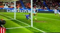 La toma definitoria del gol del Lugo con un disparo que se iba fuera pero se topa con el barro