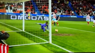 La toma definitoria del gol del Lugo con un disparo que se iba fuera pero se topa con el barro