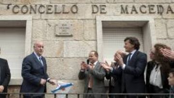 Placa. Del Bosque da nombre a una calle en Maceda (Ourense).