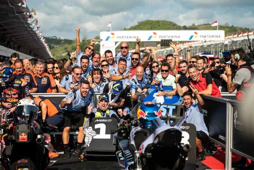 El Gresini Racing celebra en el GP de Indonesia la victoria de Fermín Aldeguer y el podio de Álex Márquez, el que le dio el título de mejor piloto independiente de la temporada.