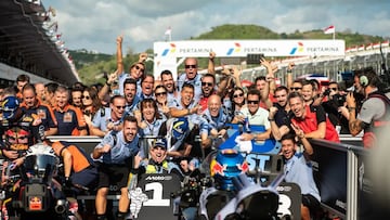 El Gresini Racing celebra en el GP de Indonesia la victoria de Fermín Aldeguer y el podio de Álex Márquez, el que le dio el título de mejor piloto independiente de la temporada.