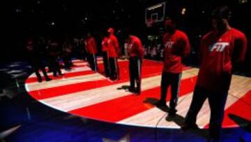 La plantilla de los Atlanta Hawks, durante la ceremonia del himno antes de un partido esta temporada.