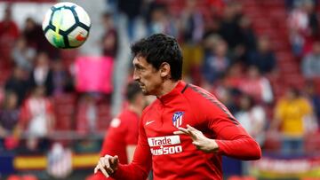 Savic, calentando antes de un partido con el Atl&eacute;tico.