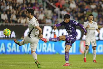 Omar Moreno of Mazatlan during the 16th round match between Mazatlan FC and Tijuana as part of the Liga BBVA MX, Torneo Clausura 2025 at El Encanto Stadium, on April 16, 2025 in Mazatlan, Sinaloa, Mexico.