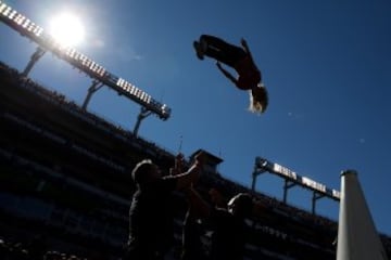 Una cheerleaders de Baltimore Ravens volando.