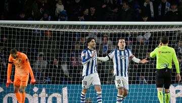 Carlos Soler y Mikel Oyarzabal rante Juan Martinez tras anular un gol.