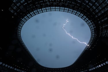 Un rayo cae durante una tormenta eléctrica antes del Campeonato Mundial de Atletismo Tokio 2025 en el Estadio Nacional.