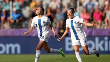 Alegría de las jugadoras de Filandia ante Islandia, en la Eurocopa femenina.