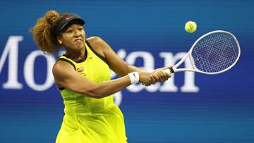 Naomi Osaka ejecuta un revés en el US Open.