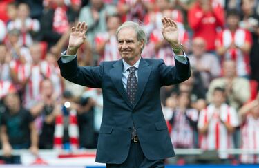 El Athletic perdió el 23 de diciembre a una de sus grandes leyendas, a su segundo jugador en número de partidos tras Iribar. José Francisco ‘Txetxu’ Rojo Arroitia (Bilbao, 28 de enero de 1947) falleció a los 75 años tras una larga enfermedad. Rojo I jugó únicamente en el Athletic, en una larga trayectoria que se prolongó casi 20 años. Fue un extremo izquierdo que marcó una época, al que llamaban ‘Polvorilla’ por su carácter nervioso. Txetxu Rojo disputó un total de 541 encuentros, en las 17 temporadas que ejerció como león (1965-1982). Llegó a firmar 67 goles, pero lo suyo era más asistir. Ganó dos trofeos de Copa y el subcampeonato de la UEFA en 1977. No pudo celebrar un título de Liga. También jugó 18 partidos con España, en los que marcó tres goles. Tras colgar las botas siguió ligado al fútbol, esta vez en los banquillos, donde llegó a dirigir al Athletic en dos fases diferentes. También entrenó a Celta, Osasuna, Lleida, Salamanca, Zaragoza… pero no celebró títulos.