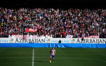 The King returns. Torres being presented to the Vicente Calderon as he returned to the rojiblancos.