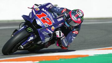 Maverick Vi&ntilde;ales con la Yamaha en el test de Cheste.