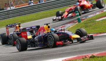 Sebastian Vettel y Daniel Ricciardo durante el Gran Premio de Malaisia en el Circuito Internacional de Sepang.