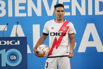 Falcao ha sido presentado con el Rayo Vallecano ante la presencia de numerosos seguidores.