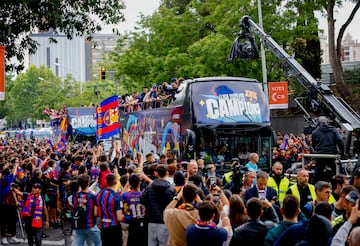 El recorrido de la rúa comenzó a las 18:00 en el Spotify Camp Nou. Desde ahí salieron los autobuses del equipo masculino y el femenino para celebrar juntos sus respectivos títulos ligueros.