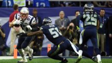 Bruce Irvin trata de placar a Rob Gronkowski en la Super Bowl XLIX.