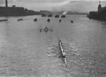 El 23 de Marzo de 1929 se celebró el primer centenario de la regata más famosa del mundo. La tripulación de la Universidad de Cambridge va en cabeza a la altura del Puente de Hammersmith, terminó ganando.