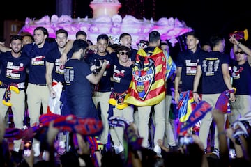 Los jugadores del Levante celebran el ascenso a primera divisi¨®n en la Fuente de las Cuatro Estaciones de la Alameda.