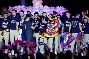Los jugadores del Levante celebran el ascenso a primera división en la Fuente de las Cuatro Estaciones de la Alameda.