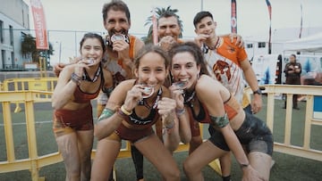 Un grupo de corredores de la carrera OCR Bestial Race posa con sus medalla de finishers.