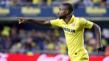 GRA419. VILLARREAL (CASTELL&Oacute;N), 01/10/2017.- El delantero congole&ntilde;o del Villarreal, Cedric Bakambu, celebra su gol, segundo del equipo ante el Eibar, durante el partido de la s&eacute;ptima jornada de Liga de Primera Divisi&oacute;n disputado esta tarde en el estadio de la Cer&aacute;mica. EFE/Domenech Castell&oacute;