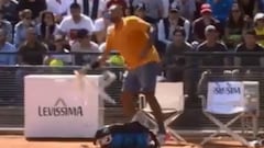 Nunca visto: Kyrgios tiró una silla a al cancha y lo descalificaron
