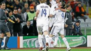 <b>RAÚL SUMA 60 GOLES</b>. Raúl sigue haciendo historia en la Copa de Europa. El capitán blanco consiguió en el minuto 7 el único tanto del Real Madrid. Con el de ayer, Raúl alcanza la cifra de los 60 goles en la máxima competición continental en 117 encuentros (algo más de un tanto cada dos partidos), continúa siendo el máximo goleador y aventaja en tres dianas al segundo: Van Nistelrooy (lleva 57).