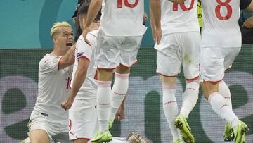 Bucharest (Romania), 28/06/2021.- Granit Xhaka (L) of Switzerland and teammates celebrate the 3-3 goal during the UEFA EURO 2020 round of 16 soccer match between France and Switzerland in Bucharest, Romania, 28 June 2021. (Francia, Ruman&iacute;a, Suiza, 