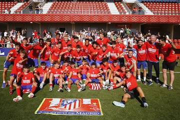El cadete B del Atlético celebra el título de Liga.