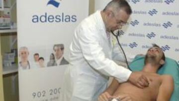 <b>CALENTANDO MOTORES. </b>Los jugadores del Granada, pasando el reconocimiento médico.