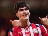 AME1800. GUADALAJARA (MÉXICO), 25/10/2025.- Armando González de Guadalajara celebra un gol este sábado, durante un partido de la Liga MX entre Guadalajara y Atlas en el Estadio Akron, en Guadalajara (México). EFE/ Francisco Guasco
