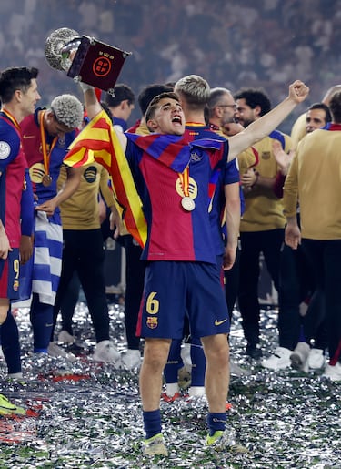 Gavi levantando el trofeo de la Supercopa de España.