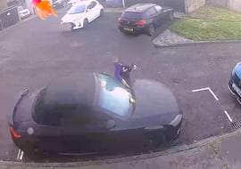 Aparca bien y al volver tiene el parabrisas lleno de multas por culpa de un bote de pintura: alucinar es poco