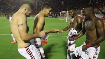 Vinicius, el primero por la derecha, celebró el pase a la Libertadores con sus compañeros