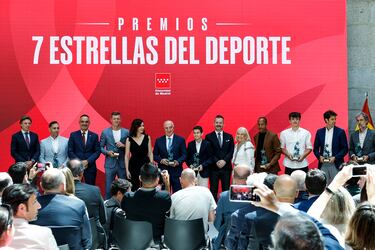 Foto de familia de los premiados. 
