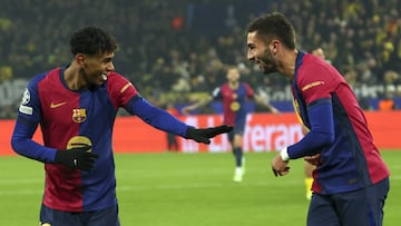 Dortmund (Germany), 11/12/2024.- Ferran Torres of Barcelona (R) celebrates with teammate Lamine Yamal (L) after scoring the 2-3 goal in action during the UEFA Champions League match between Borussia Dortmund and FC Barcelona in Dortmund, Germany, 11 December 2024. (Liga de Campeones, Alemania, Rusia) EFE/EPA/FRIEDEMANN VOGEL