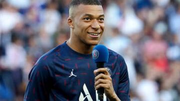 PARIS, FRANCE - MAY 21: Kylian Mbappe of PSG celebrates his new contract with PSG during a brief ceremony before the Ligue 1 Uber Eats match between Paris Saint-Germain (PSG) and FC Metz at Parc des Princes stadium on May 21, 2022 in Paris, France. (Photo by John Berry/Getty Images)