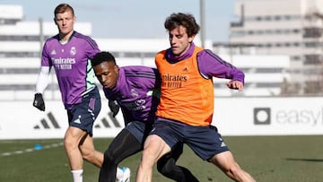 MADRID, SPAIN - JANUARY 25: Álvaro Odriozola, player of Real Madrid, is training with his teammates at Valdebebas training ground on January 25, 2023 in Madrid, Spain. (Photo by Helios de la Rubia/Real Madrid via Getty Images)