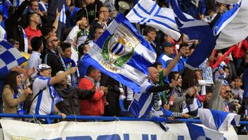 GRA292. LEGANÉS (MADRID), 29/05/2016.- Los aficionados del C. D. Leganés celebran el gol marcado por el centrocampista Gabriel, el primero del equipo frente a la UE Llagostera, durante el partido de la penúltima jornada de Liga Adelante que se juega hoy en el estadio municipal de Butarque, en Leganés (Madrid). EFE/Víctor Lerena