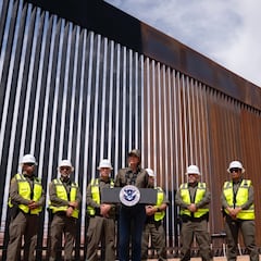 Pintan el muro fronterizo de negro para disuadir a los inmigrantes de escalarlo